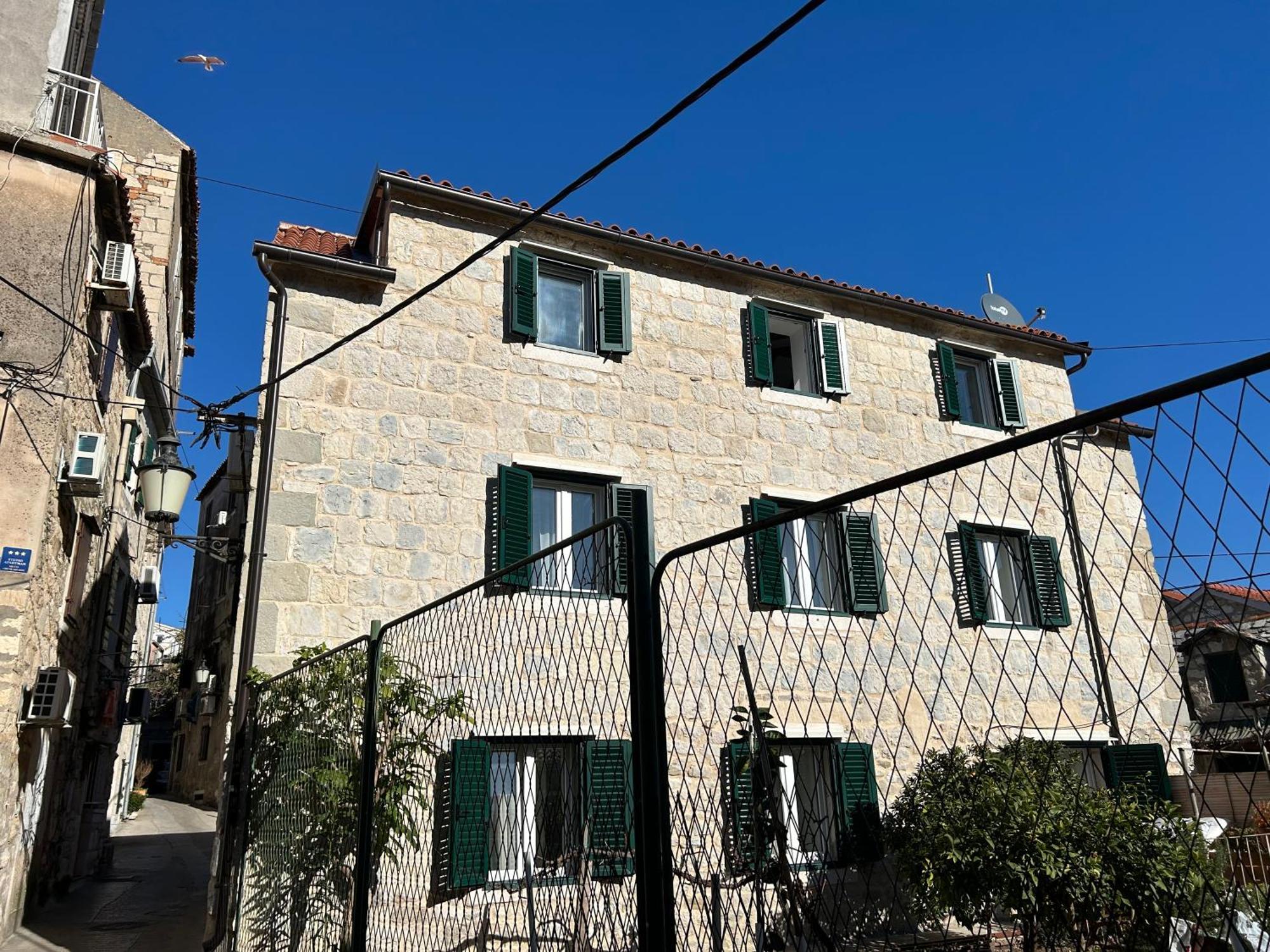 Perfectly Located Cherry Stone House Split Buitenkant foto
