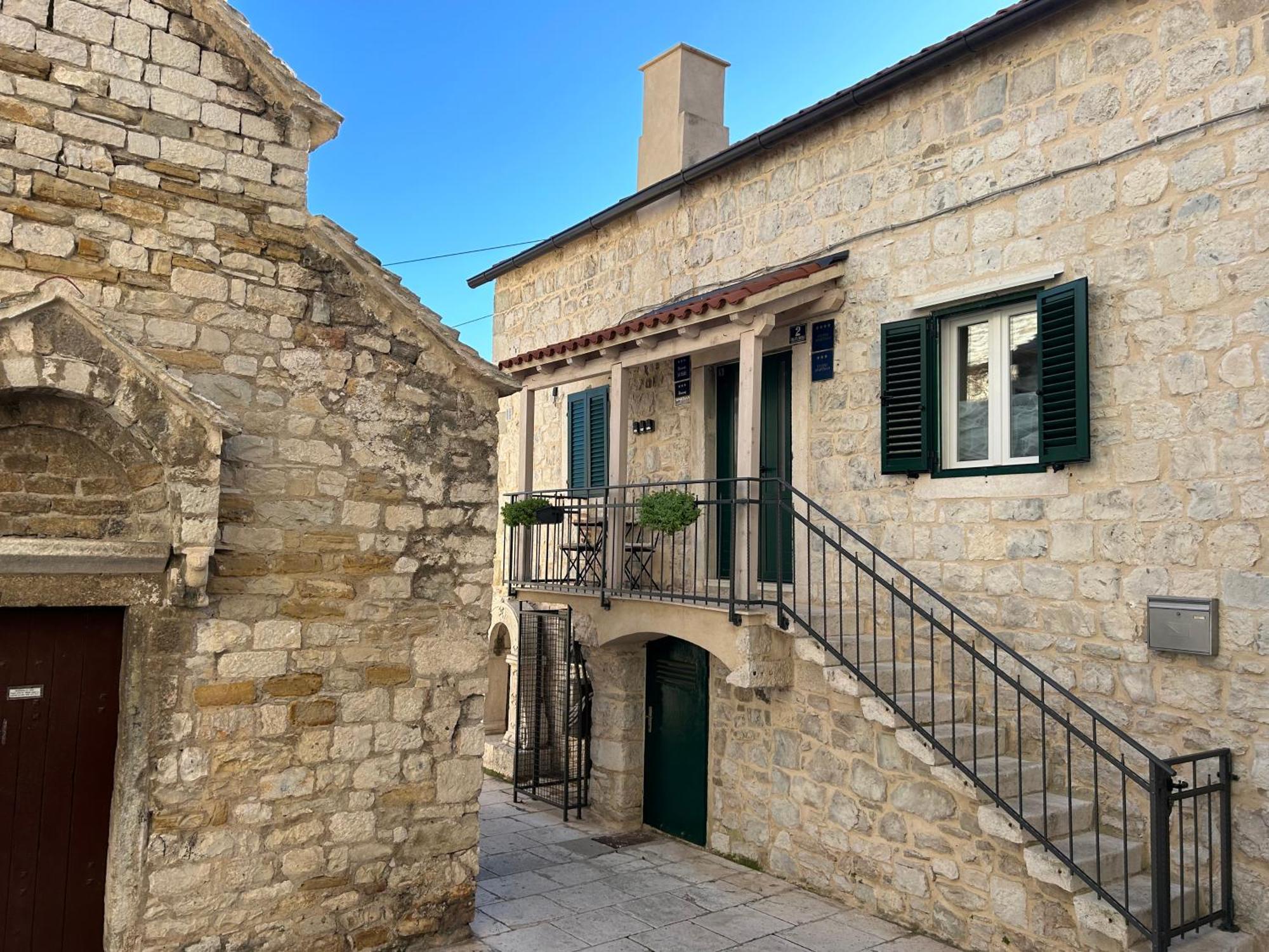 Perfectly Located Cherry Stone House Split Buitenkant foto